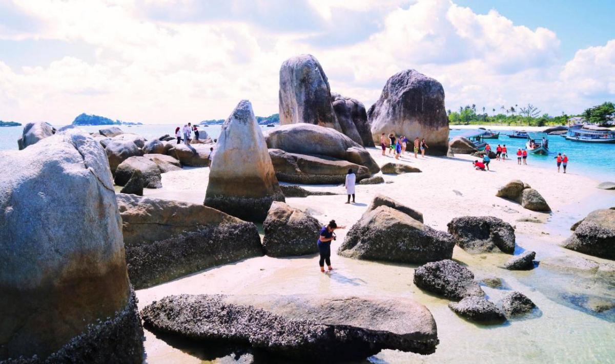 pulau batu berlayar di belitung